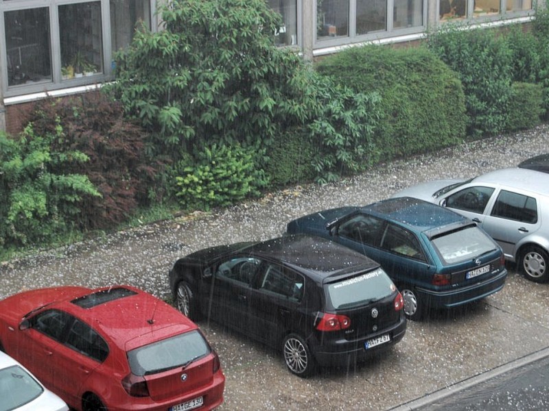 Unwetter in Hagen: Hagelschauer prasselten auf die Autos in der Schürmannstraße.
