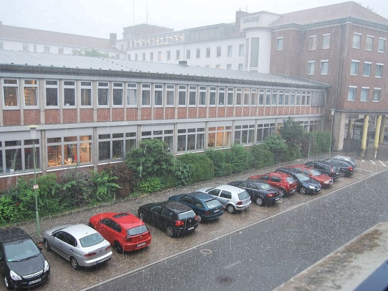 Unwetter in Hagen: Hagelschauer prasselten auf die Autos in der Schürmannstraße.