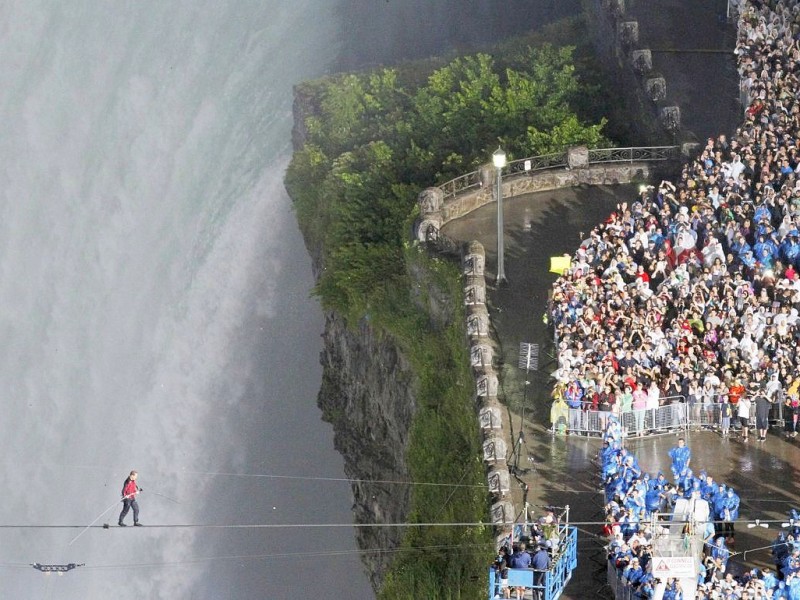 Nik Wallenda bei seiner Überquerung der Niagara-Fälle am 15. Juni 2012.