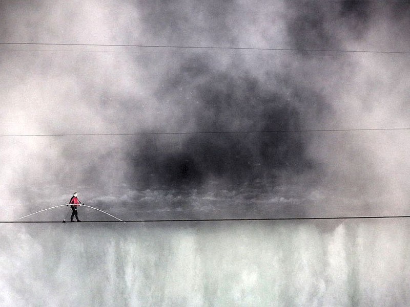 Nik Wallenda bei seiner Überquerung der Niagara-Fälle am 15. Juni 2012.