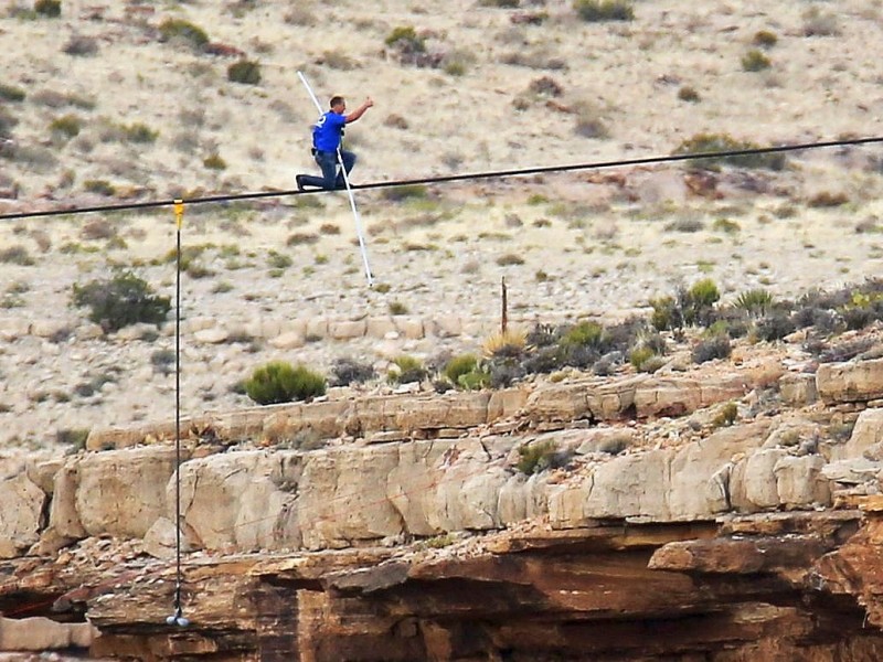 ...so, wenn er ernst macht: Der 34-Jährige hat am Sonntag (Ortszeit) den Grand Canyon auf einem fünf Zentimeter dicken Seil überquert. Der Amerikaner war damit...