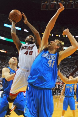 Superstar Dirk Nowitzki gewinnt mit den Dallas Mavericks den NBA-Titel.
