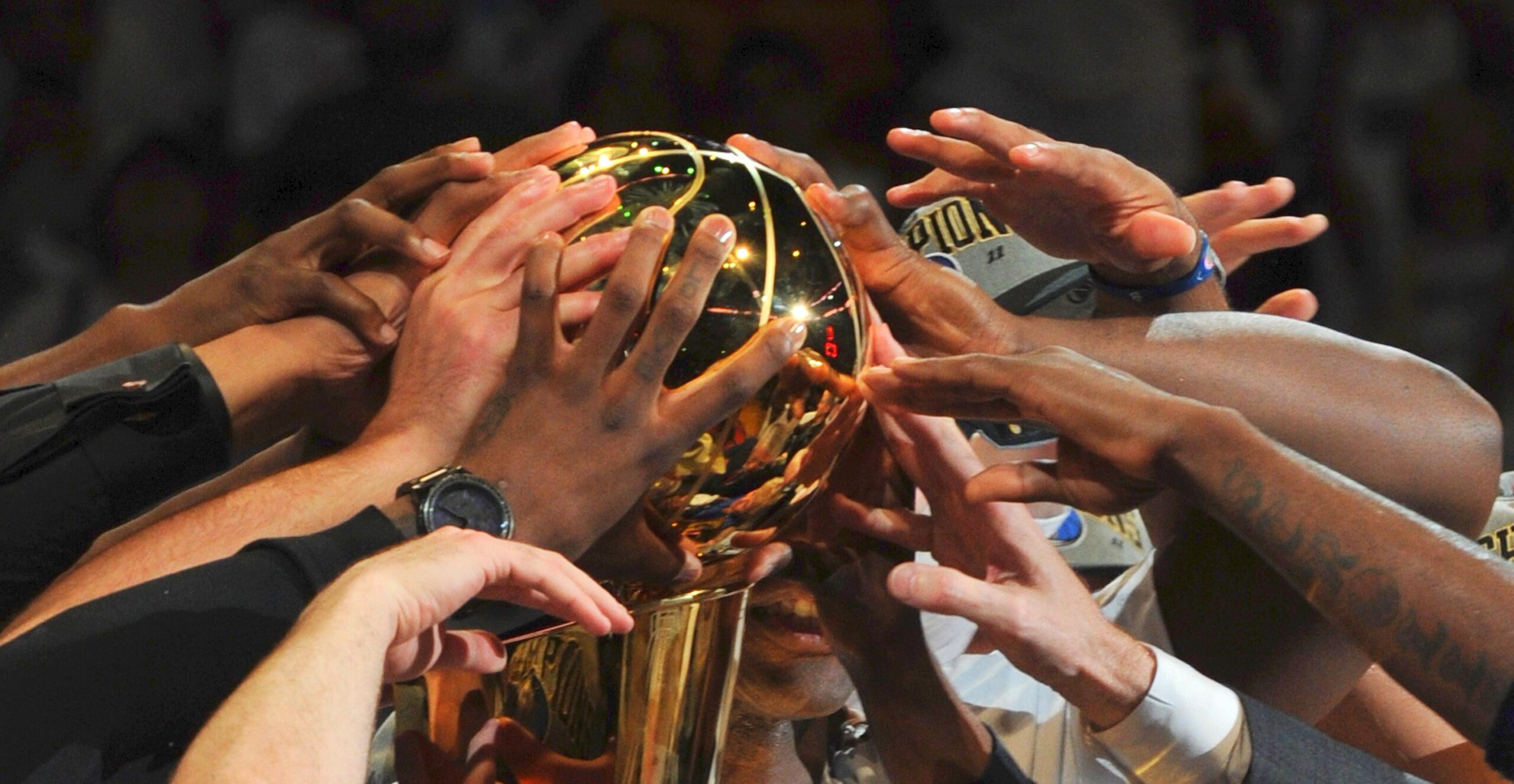 Superstar Dirk Nowitzki gewinnt mit den Dallas Mavericks den NBA-Titel.