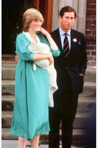 Da werden Erinnerungen an Prinzessin Diana und Prinz Charles wach, als sie am 22. Juni 1982 zum ersten Mal Prinz William der Öffentlichkeit vorstellten.