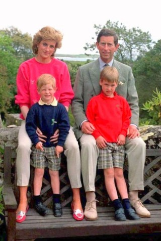 Hier ein Foto von William mit seinem Bruder Harry 1989.