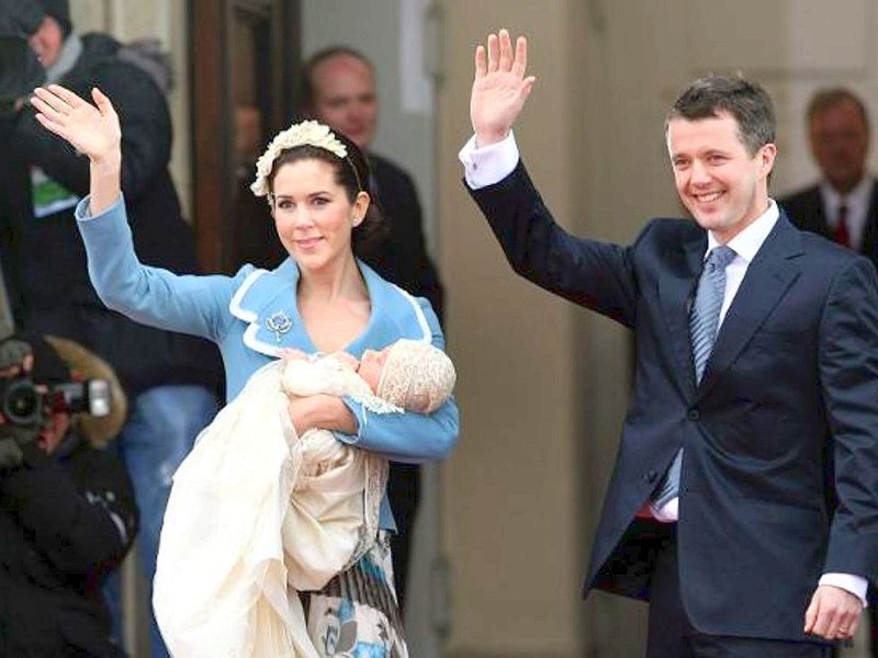 Dänemarks Kronprinz Frederik und Prinzessin Mary freuen sich drei Monate nach der Geburt ihres Sohnes Christian, im Januar 2006, auf die Taufe des neuen Thronerben.