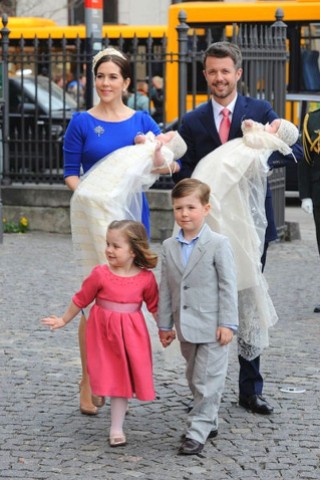 Doch das beliebte dänische Kronprinzenpaar legt nochmal nach - mit Zwillingen. Am 14. April 2011 werden Josephine und Vincent in Kopenhagen getauft.