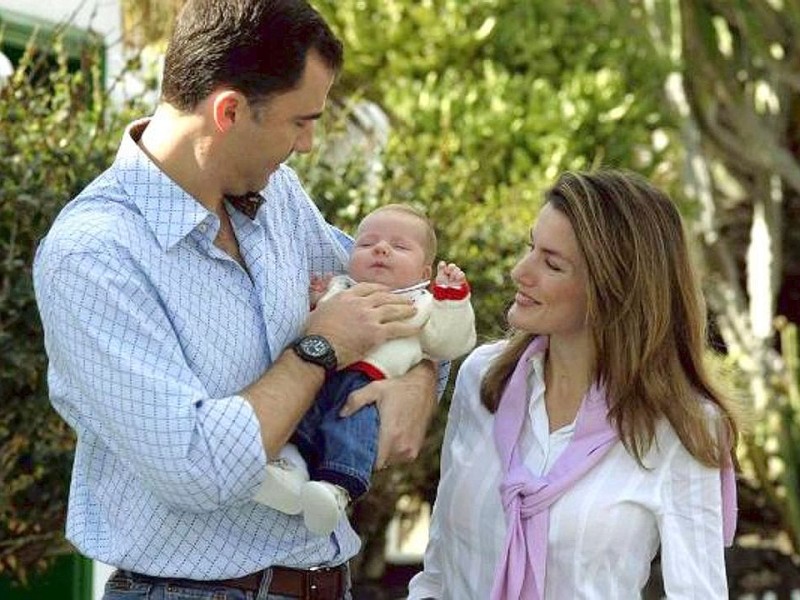 Die Spanier freuen sich über zwei Königstöchter. Kronprinz Felipe und seine Frau Letizia präsentieren im Dezember 2005 stolz ihre Tochter Leonor.