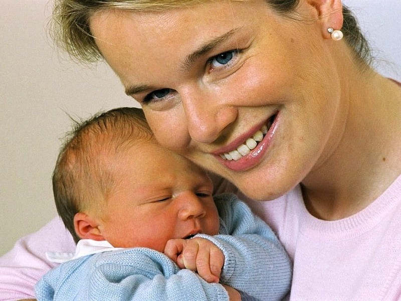 Es ist die kleine Schwester von ihm - hier 2003 auf dem Arm seiner Mutter Prinzessin Mathilde.