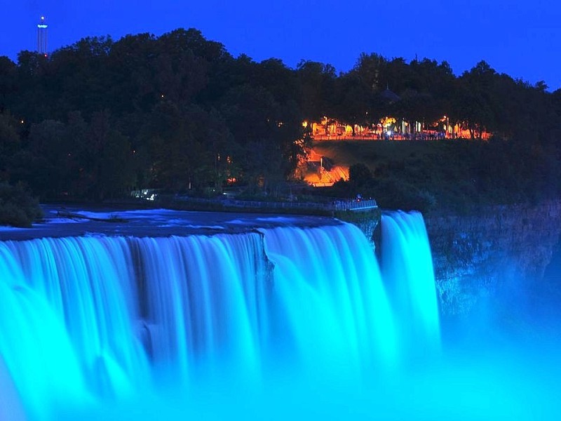 Auch Kanada feiert den Thronfolger. Die Niagarafälle leuchteten am Montagabend ganz in Blau.