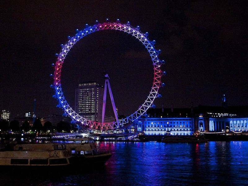 ... Riesenrad London Eye wurde in den Landesfarben erleuchtet,...