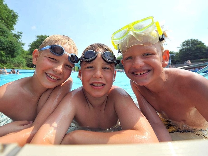 Sommer am Dienstag, 23.07.2013 im Freibad Gladbeck. Bereit um 12 Uhr zählten die Betreiber mehr als 1000 Besucher, die Abkühlung von den hohen Temperaturen suchten.Foto: Joachim Kleine-Büning/WAZ FotoPool