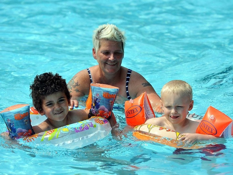 Sommer am Dienstag, 23.07.2013 im Freibad Gladbeck. Bereit um 12 Uhr zählten die Betreiber mehr als 1000 Besucher, die Abkühlung von den hohen Temperaturen suchten. heike Kitzol mit ihren Enkeln jahmarny und Tim (r) aus Zweckel.Foto: Joachim Kleine-Büning/WAZ FotoPool