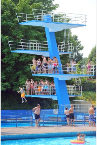 Sommer am Dienstag, 23.07.2013 im Freibad Gladbeck. Bereit um 12 Uhr zählten die Betreiber mehr als 1000 Besucher, die Abkühlung von den hohen Temperaturen suchten.Foto: Joachim Kleine-Büning/WAZ FotoPool