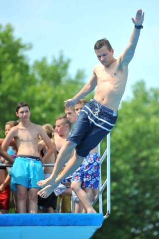 Sommer am Dienstag, 23.07.2013 im Freibad Gladbeck. Bereit um 12 Uhr zählten die Betreiber mehr als 1000 Besucher, die Abkühlung von den hohen Temperaturen suchten.Foto: Joachim Kleine-Büning/WAZ FotoPool