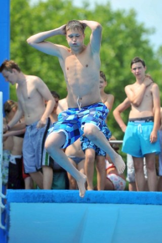 Sommer am Dienstag, 23.07.2013 im Freibad Gladbeck. Bereit um 12 Uhr zählten die Betreiber mehr als 1000 Besucher, die Abkühlung von den hohen Temperaturen suchten.Foto: Joachim Kleine-Büning/WAZ FotoPool