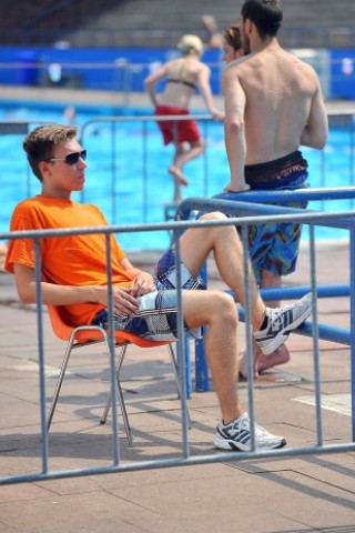 Sommer am Dienstag, 23.07.2013 im Freibad Gladbeck. Bereit um 12 Uhr zählten die Betreiber mehr als 1000 Besucher, die Abkühlung von den hohen Temperaturen suchten.Foto: Joachim Kleine-Büning/WAZ FotoPool