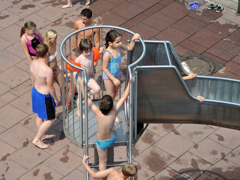 Sommer am Dienstag, 23.07.2013 im Freibad Gladbeck. Bereit um 12 Uhr zählten die Betreiber mehr als 1000 Besucher, die Abkühlung von den hohen Temperaturen suchten.Foto: Joachim Kleine-Büning/WAZ FotoPool