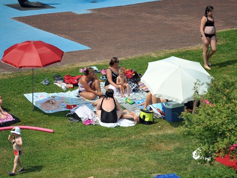 Sommer am Dienstag, 23.07.2013 im Freibad Gladbeck. Bereit um 12 Uhr zählten die Betreiber mehr als 1000 Besucher, die Abkühlung von den hohen Temperaturen suchten.Foto: Joachim Kleine-Büning/WAZ FotoPool