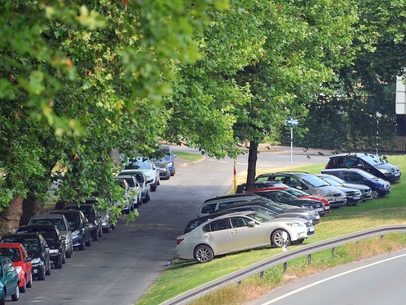 Sommer am Dienstag, 23.07.2013 im Freibad Gladbeck. Bereit um 12 Uhr zählten die Betreiber mehr als 1000 Besucher, die Abkühlung von den hohen Temperaturen suchten.Foto: Joachim Kleine-Büning/WAZ FotoPool