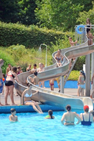 Sommer am Dienstag, 23.07.2013 im Freibad Gladbeck. Bereit um 12 Uhr zählten die Betreiber mehr als 1000 Besucher, die Abkühlung von den hohen Temperaturen suchten.Foto: Joachim Kleine-Büning/WAZ FotoPool