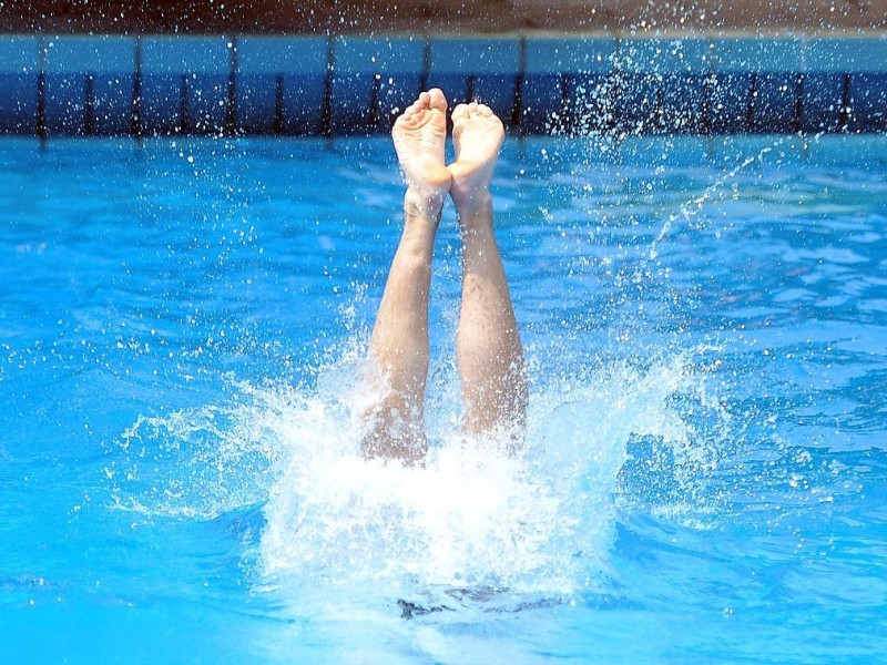 Sommer am Dienstag, 23.07.2013 im Freibad Gladbeck. Bereit um 12 Uhr zählten die Betreiber mehr als 1000 Besucher, die Abkühlung von den hohen Temperaturen suchten.Foto: Joachim Kleine-Büning/WAZ FotoPool