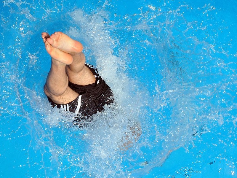 Sommer am Dienstag, 23.07.2013 im Freibad Gladbeck. Bereit um 12 Uhr zählten die Betreiber mehr als 1000 Besucher, die Abkühlung von den hohen Temperaturen suchten.Foto: Joachim Kleine-Büning/WAZ FotoPool