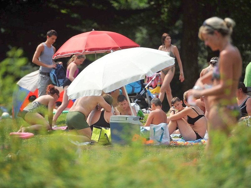 Sommer am Dienstag, 23.07.2013 im Freibad Gladbeck. Bereit um 12 Uhr zählten die Betreiber mehr als 1000 Besucher, die Abkühlung von den hohen Temperaturen suchten.Foto: Joachim Kleine-Büning/WAZ FotoPool