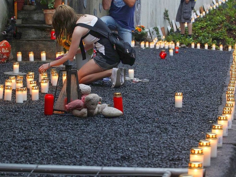Bei der Nacht der 1000 Lichter gedachten Hinterbliebene am Dienstagabend den Opfern der Loveparade-Katastrophe vor drei Jahen. Bei einer Massenpanik waren 21 Menschen ums Leben, mehr als 500 wurden verletzt.