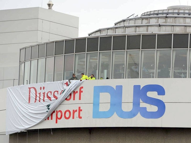 Im April 2013 wurde der Flughafen umbenannt: Er heißt  nicht mehr „Düsseldorf International“ sondern „Düsseldorf Airport“. Als Namenszusatz steht DUS, das international geltende Kürzel für den Flughafen. 