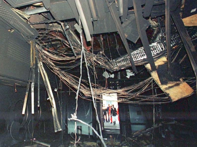 Große Teile des Flughafens sind völlig zerstört: Zahlreiche Kabel hängen aus der verschmorten Zwischendecke des Ankunftsbereiches A.