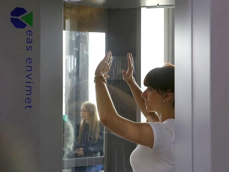 Als 2010 der erste sogenannte Nacktscanner am Hamburger Flughafen getestet wurde, war die Aufregung groß. Politiker und Vertreter der Kirchen und Gewerkschaften kritisierten die vermeintliche Verletzung der Intimsphäre. Seit 2013 kommt auch am Flughafen Düsseldorf ein Körperscanner zum Einsatz.
