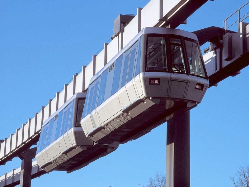 Die vollautomatische Kabinenbahn SkyTrain verbindet den airporteigenen Bahnhof Düsseldorf Flughafen mit dem Terminal. Sie bewegt sich in etwa zehn Metern Höhe auf einer 2,5 Kilometer langen Fahrstrecke über das Flughafengelände.