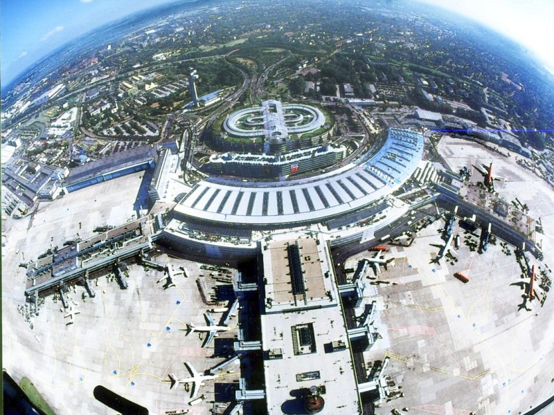 Der Flughafen Düsseldorf ist der größte Flughafen Nordrhein-Westfalens und die Nummer drei in Deutschland.