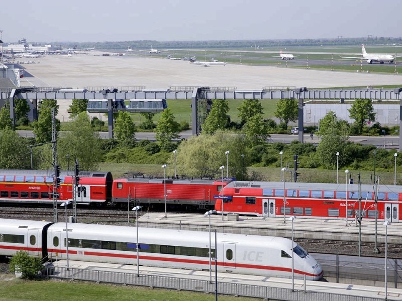 Der Düsseldorfer Flughafen war nach Frankfurt der zweite Airport mit einer eigenen Schienenanbindung. Am Bahnhof halten S-Bahnen, aber auch ICE.
