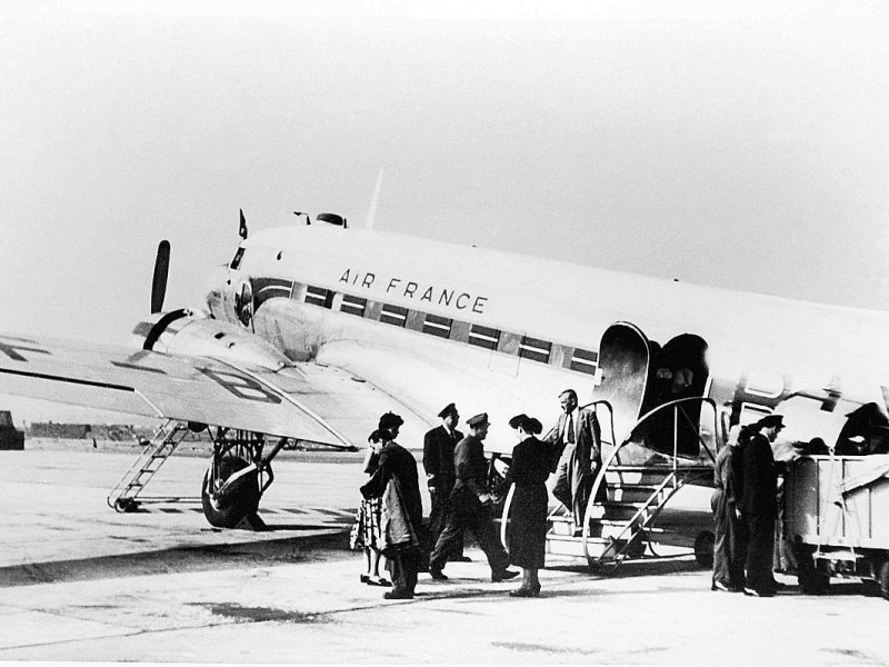Im März 1949 wird der Düsseldorfer Flughafen wieder für die zivile Luftfahrt geöffnet. In den Folgejahren werden Start- und Landebahn erweitert und neue Rollwege und Vorfelder errichtet. Das Archivfoto stammt aus dem Jahr 1955.