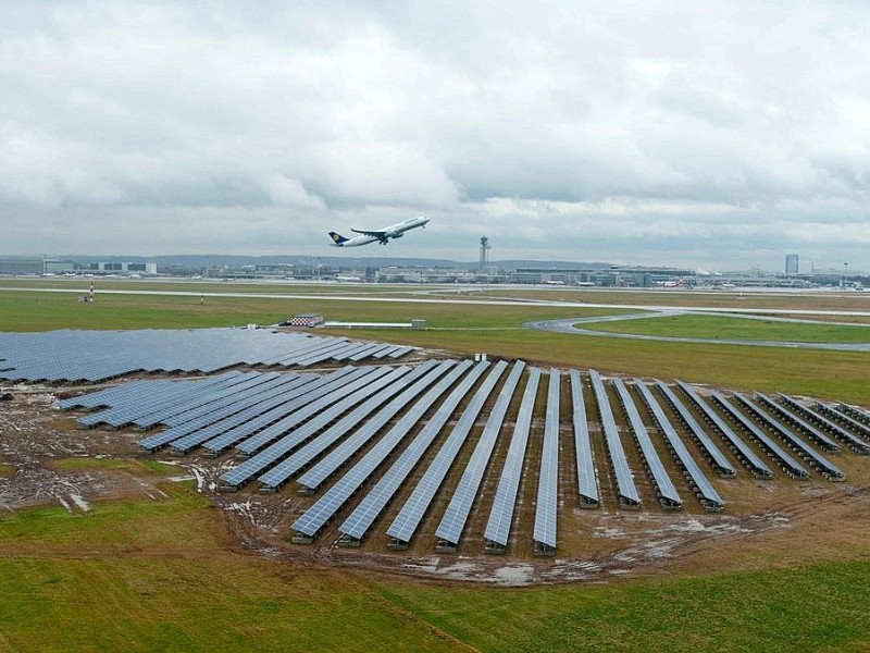 2011 wurde am Düsseldorfer Flughafen die größte Solaranlage eines deutschen Verkehrsflughafens eröffnet.