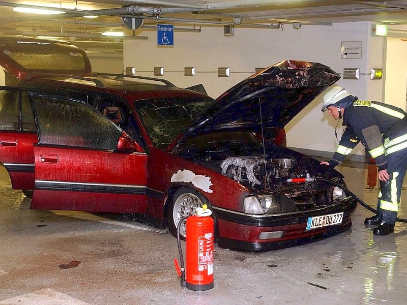 2003 wird die Feuerwehr wieder einmal zum Flughafen gerufen: In einer Tiefgarage brennt ein Opel Omega. Der Brand an dem Fahrzeug hatte den Flughafen zeitweise lahm gelegt.