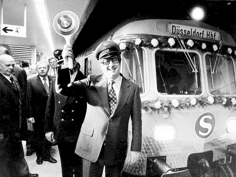 Auch der damalige Landesverkehrsminister Dr. Horst-Ludwig Riemer ist bei der Eröffnung der S-Bahn 1975 mit dabei.
