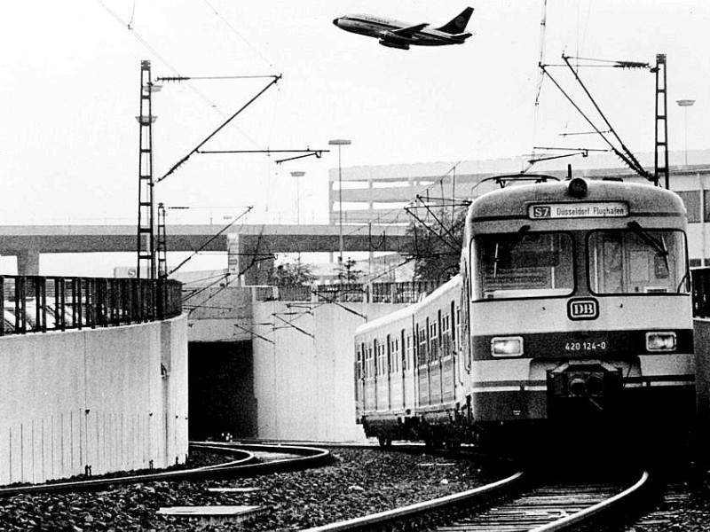 Im Oktober 1975 wird die S-Bahn Strecke vom Düsseldorfer Hauptbahnhof zum unterirdischen Bahnhof Düsseldorf-Flughafen eröffnet.