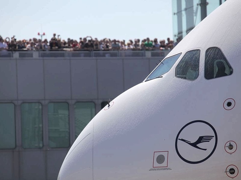 Die Terminals waren zu der Zeit aber noch nicht für den A380 ausgelegt. Den die Passagiere steigen auf zwei Ebenen in das Flugzeug ein.