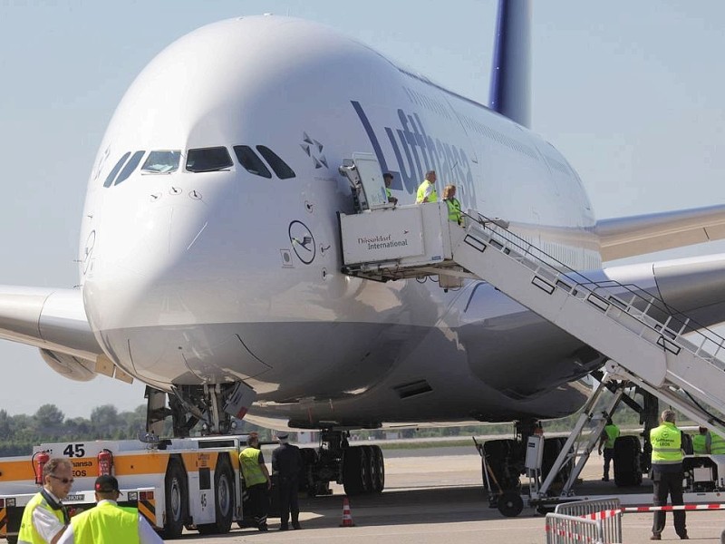 Der größte Airbus ist 72,7 Meter lang, 24,1 Meter hoch, beim Start bis zu 569 Tonnen schwer und hat eine Spannweite von 79,8 Meter.
