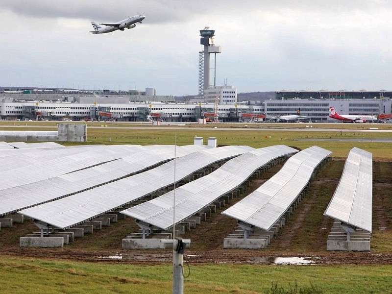 Der Düsseldorfer Flughafen und die Grünwerke GmbH als Tochterunternehmen der Stadtwerke Düsseldorf haben die Anlage gemeinsam errichtet.
