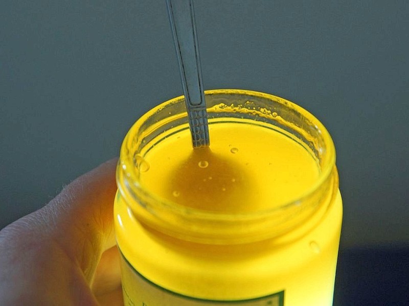 Der dabei gewonnene Honig wird regelmäßig von Fachlaboren auf mögliche Schadstoffbelastungen untersucht.