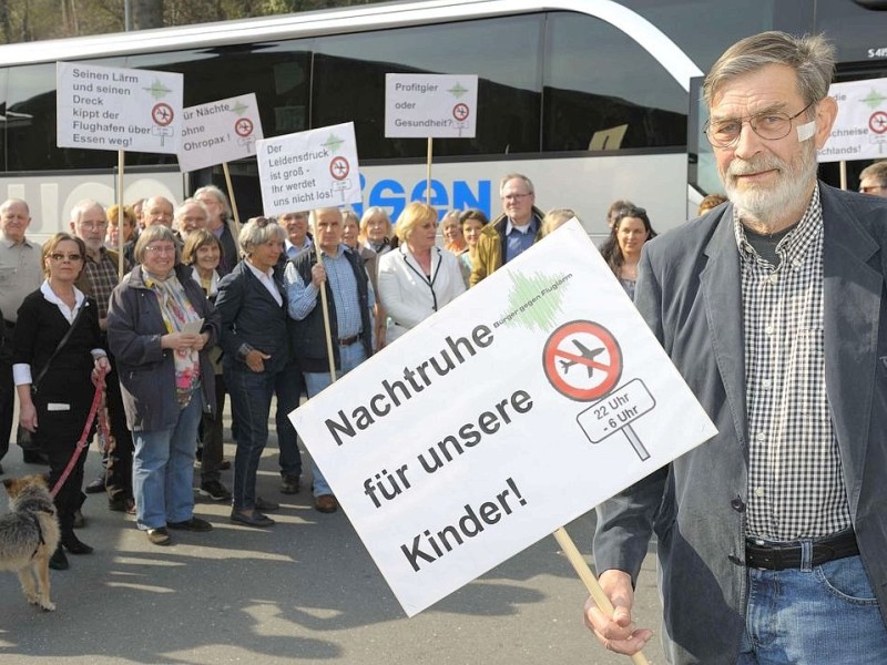 Immer mehr Bürger wehren sich gegen den wachsenden Großflughafen in Düsseldorf.