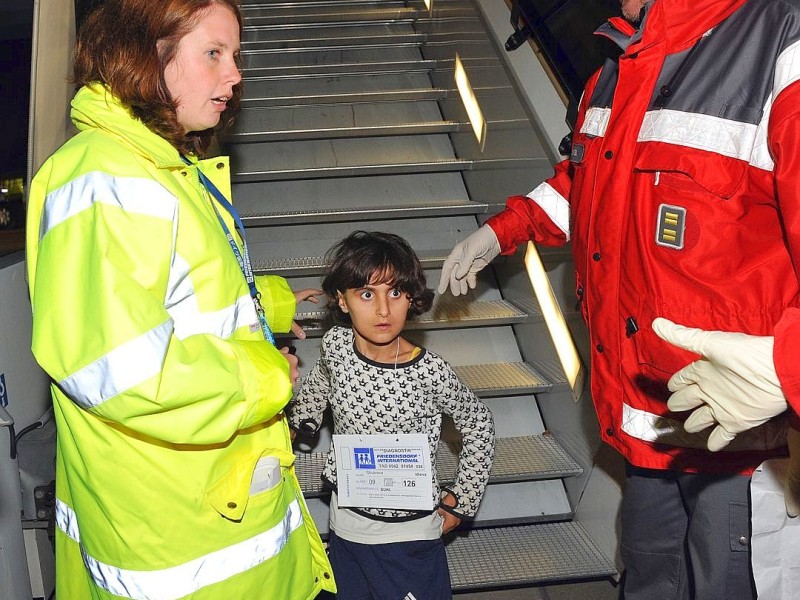 Immer wieder kommen Mitarbeiter des Friedensdorfes in Oberhausen mit verletzten Kindern auf dem Flughafen Düsseldorf an.