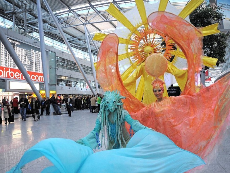 Auch sonst gibt es immer viel zu sehen: Bei internationalen Zirkus und Varietéfestivals am Flughafen Düsseldorf überraschen Walk-Acts die Besucher.