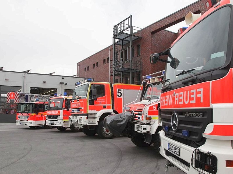 Um zu gewährleisten, dass die Feuerwehr jeden Punkt des Bahnsystems innerhalb von höchstens drei Minuten erreichen kann, verfügt der Düsseldorfer Flughafen über zwei Feuerwachen.