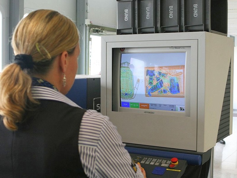 Die Sicherheitskontrollen für die Fluggäste sollen künftig übrigens effizienter und komfortabler werden. Sämtliche Stationen zu den drei Flugsteigen des Airports wurden jetzt erneuert.