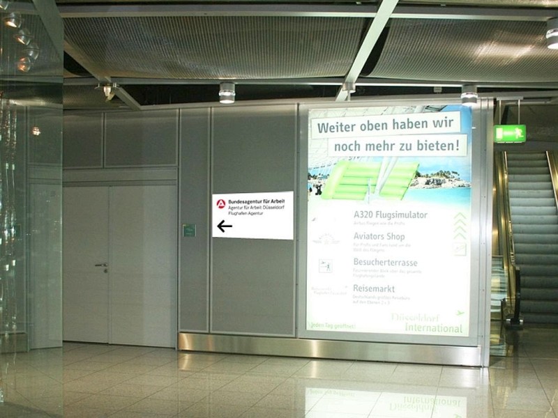 Seit Mitte 2012 ist ein Team des Arbeitgeber-Service der Agentur für Arbeit Düsseldorf im Flughafengebäude mit einem eigenen Büro direkt vor Ort und unterstützt die ansässigen Arbeitgeber bei ihrer Suche nach neuen Mitarbeitern und Auszubildenden.